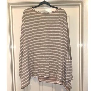Tan and white oversized Easel top size 2x plus size